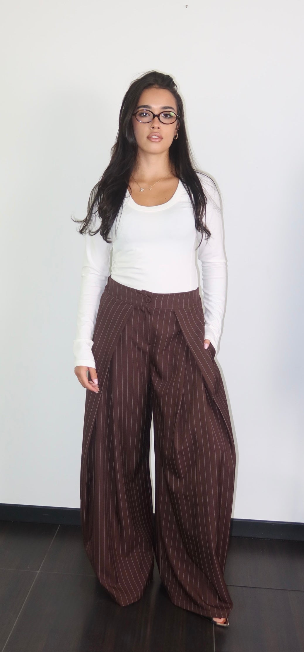 Pantalone Moka gessato da donna, look completo