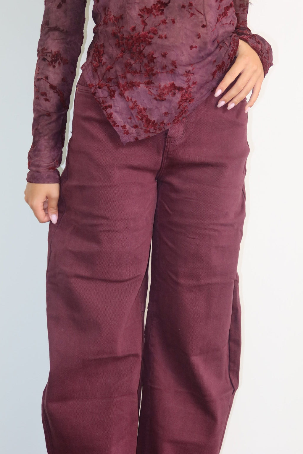 Pantalone Burgundy da donna indossato, vista completa