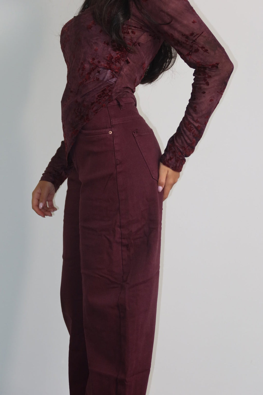 Dettaglio del Pantalone Burgundy da donna