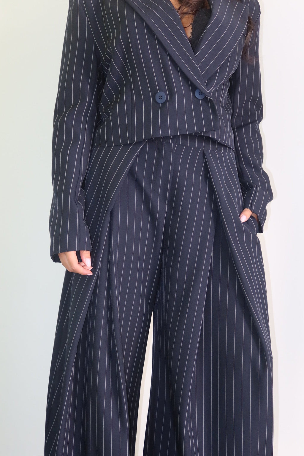 Dettaglio della giacca e del pantalone gessato Completo Navy