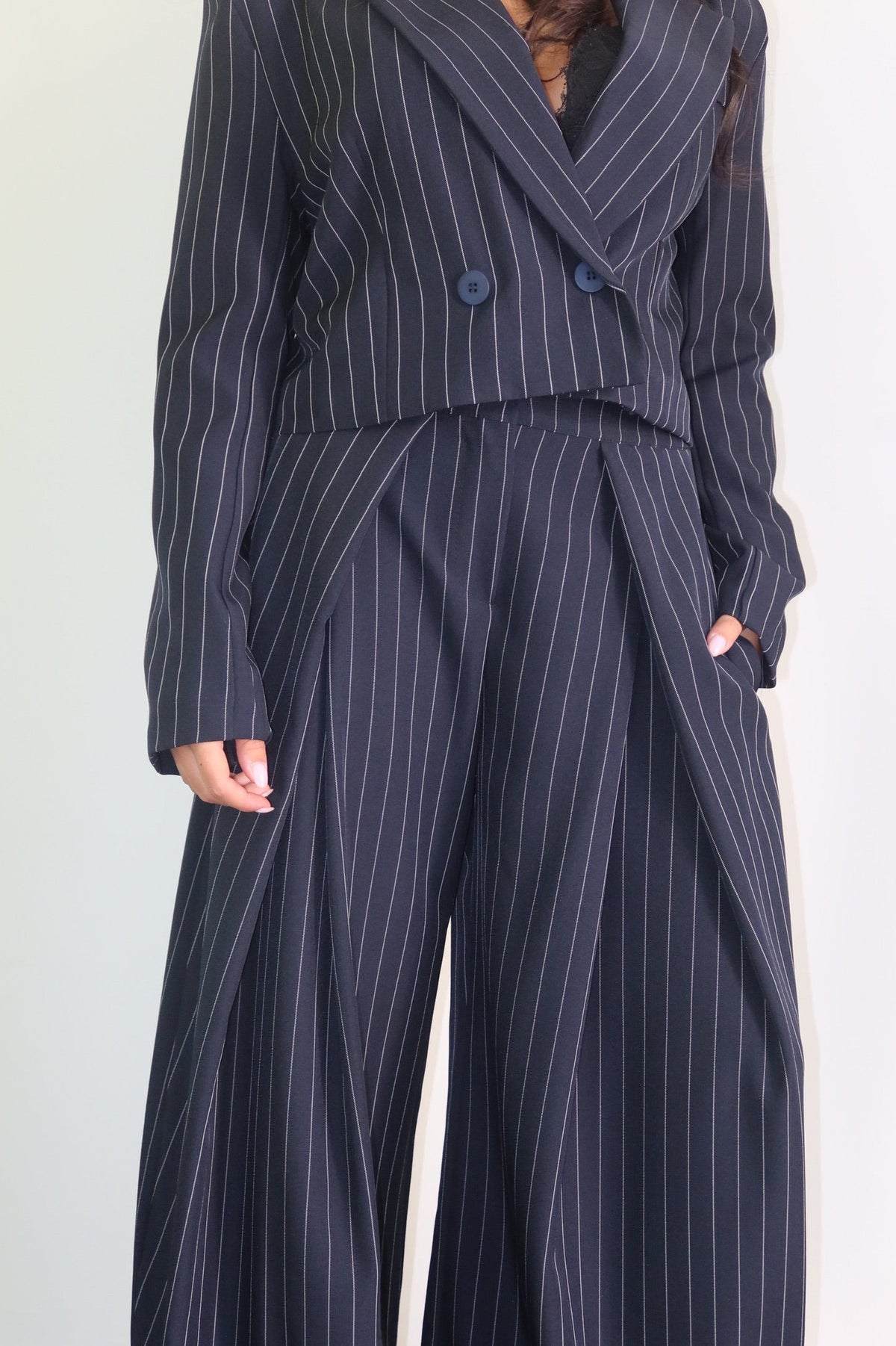 Dettaglio della giacca e del pantalone gessato Completo Navy