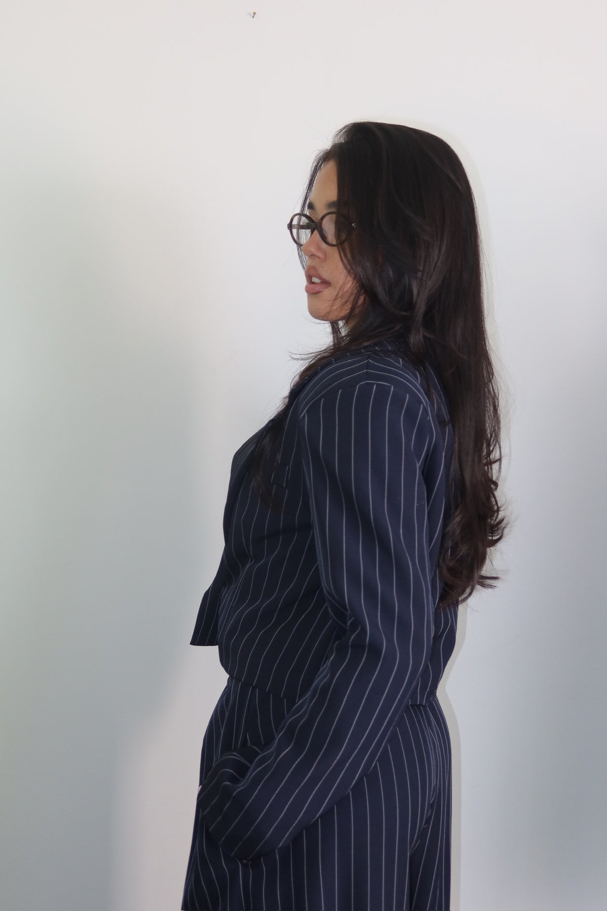 Completo Navy da donna con giacca e pantalone, vista laterale
