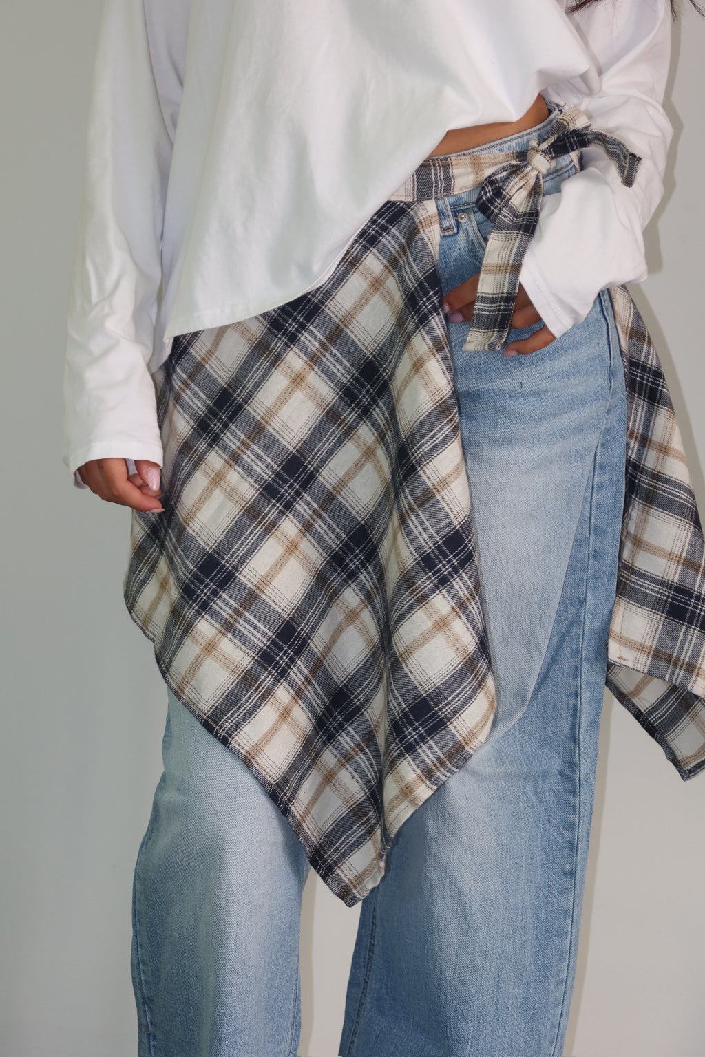 Jeans Denim Chic con camicia a quadri removibile, vista laterale