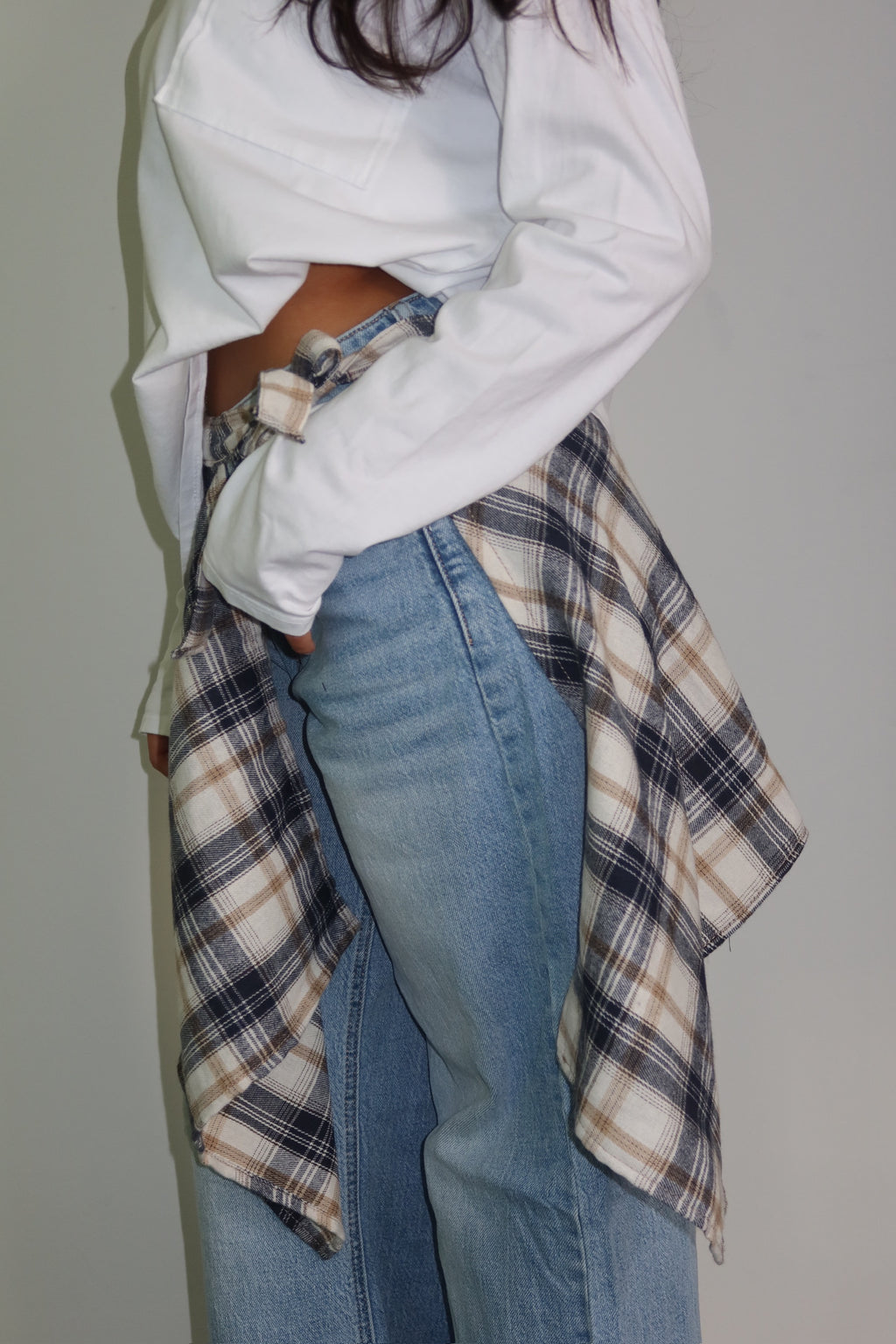 Dettaglio della camicia removibile in vita dei jeans Denim Chic