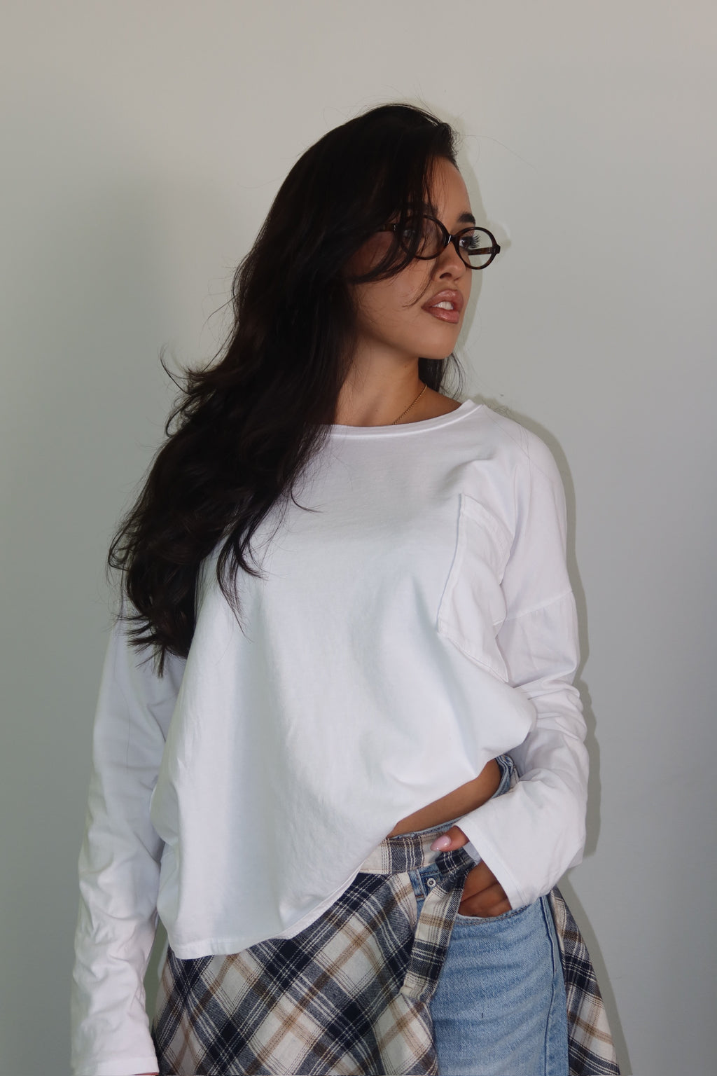 Maglia Over Bianca oversize da donna indossata con jeans