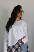 Maglia Over Bianca oversize da donna indossata con jeans