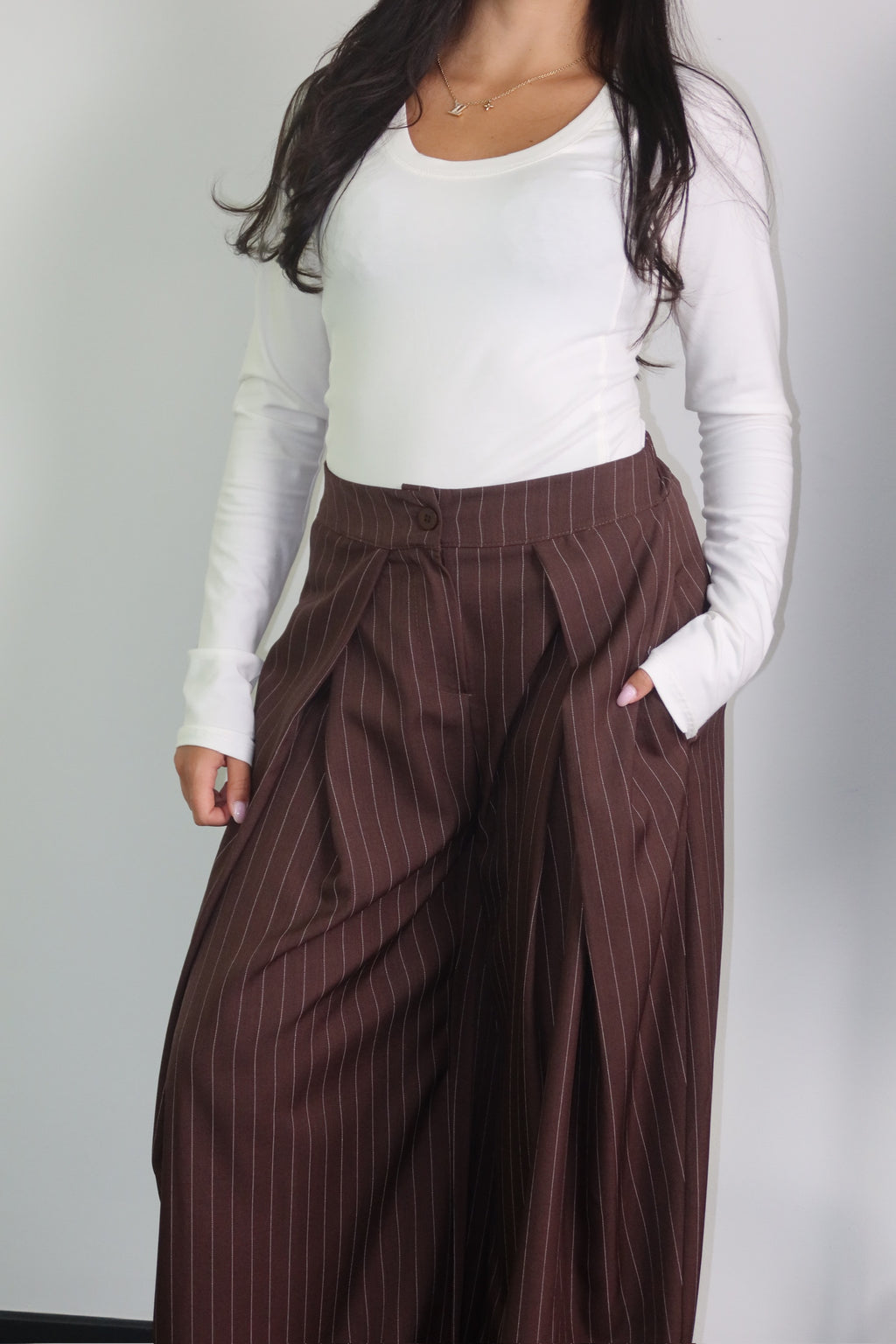 Dettaglio del Pantalone Moka a vita alta con gamba ampia
