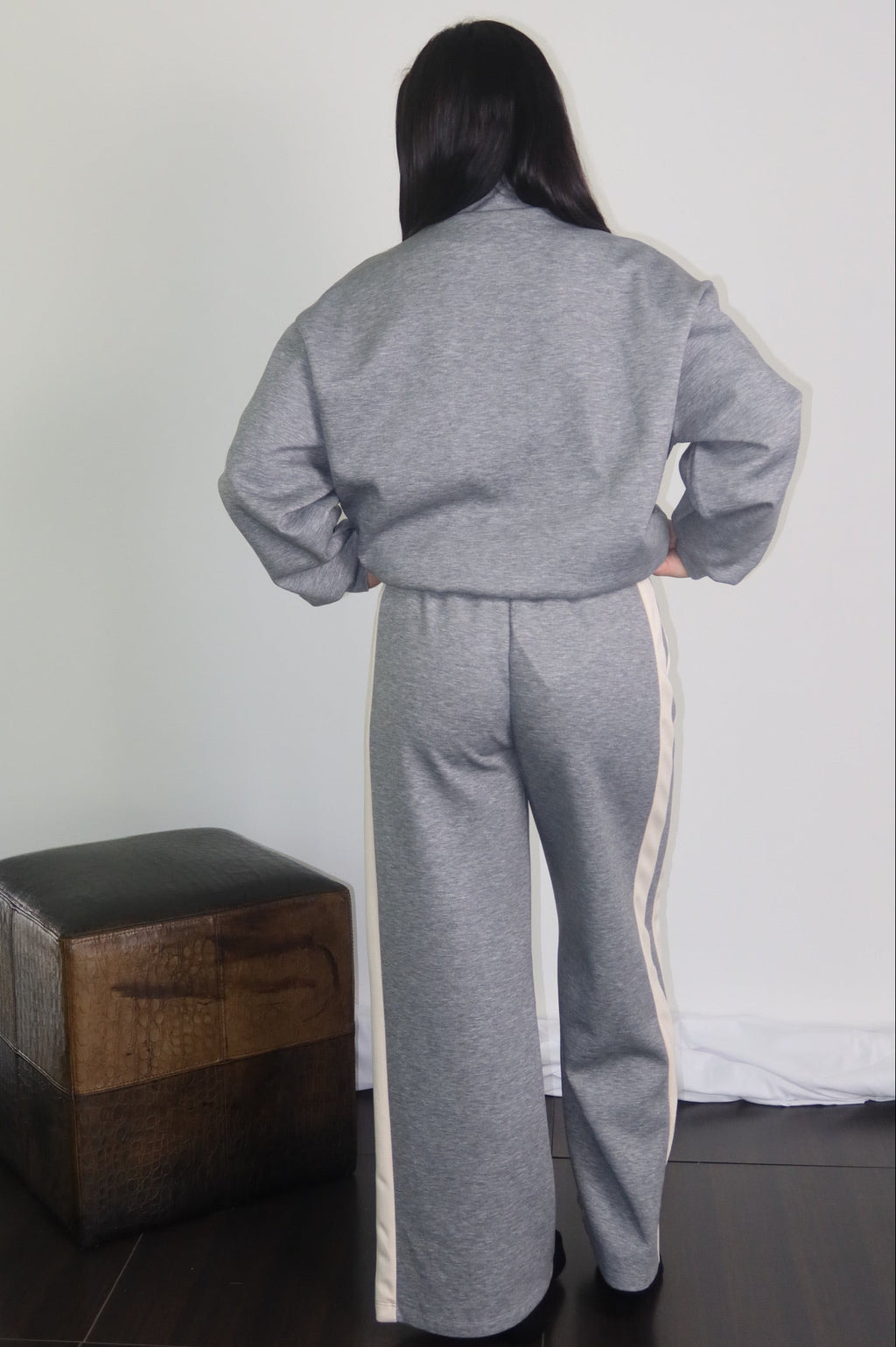 Completo grigio con bande panna, dettaglio laterale
