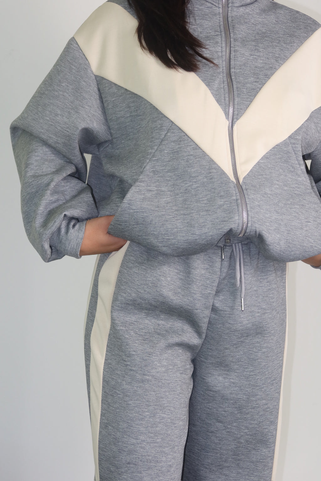 Retro del completo grigio con bande panna