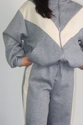 Retro del completo grigio con bande panna