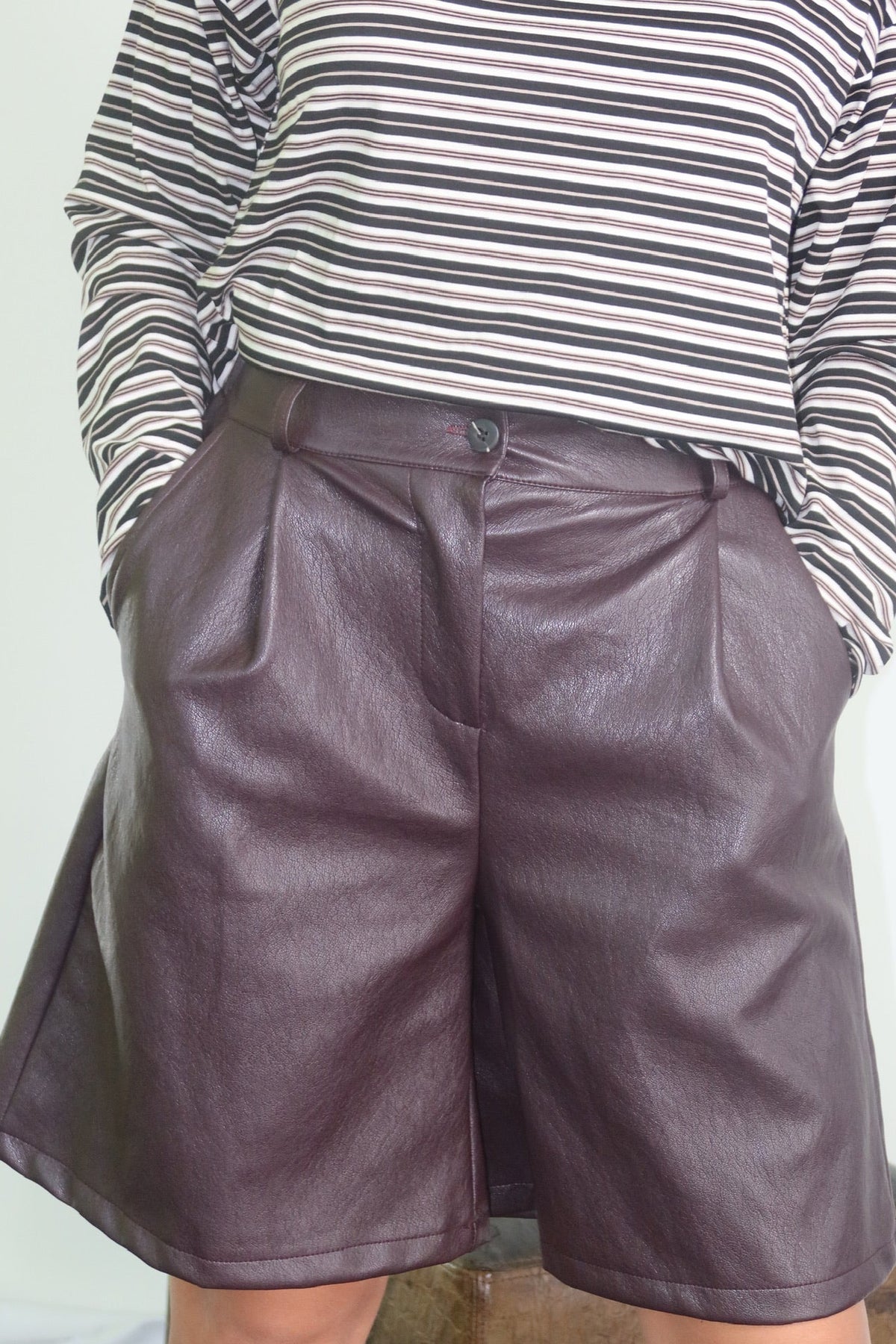Dettaglio frontale del Pantaloncino Burgundy
