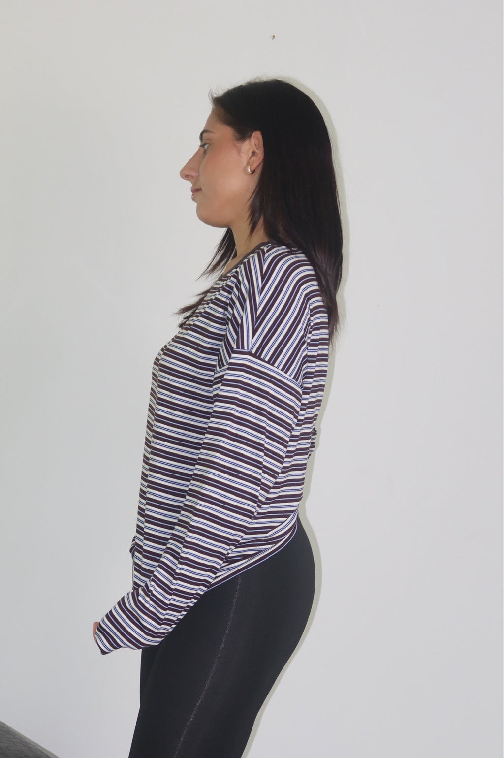 Maglia a righe nero e beige vista di lato