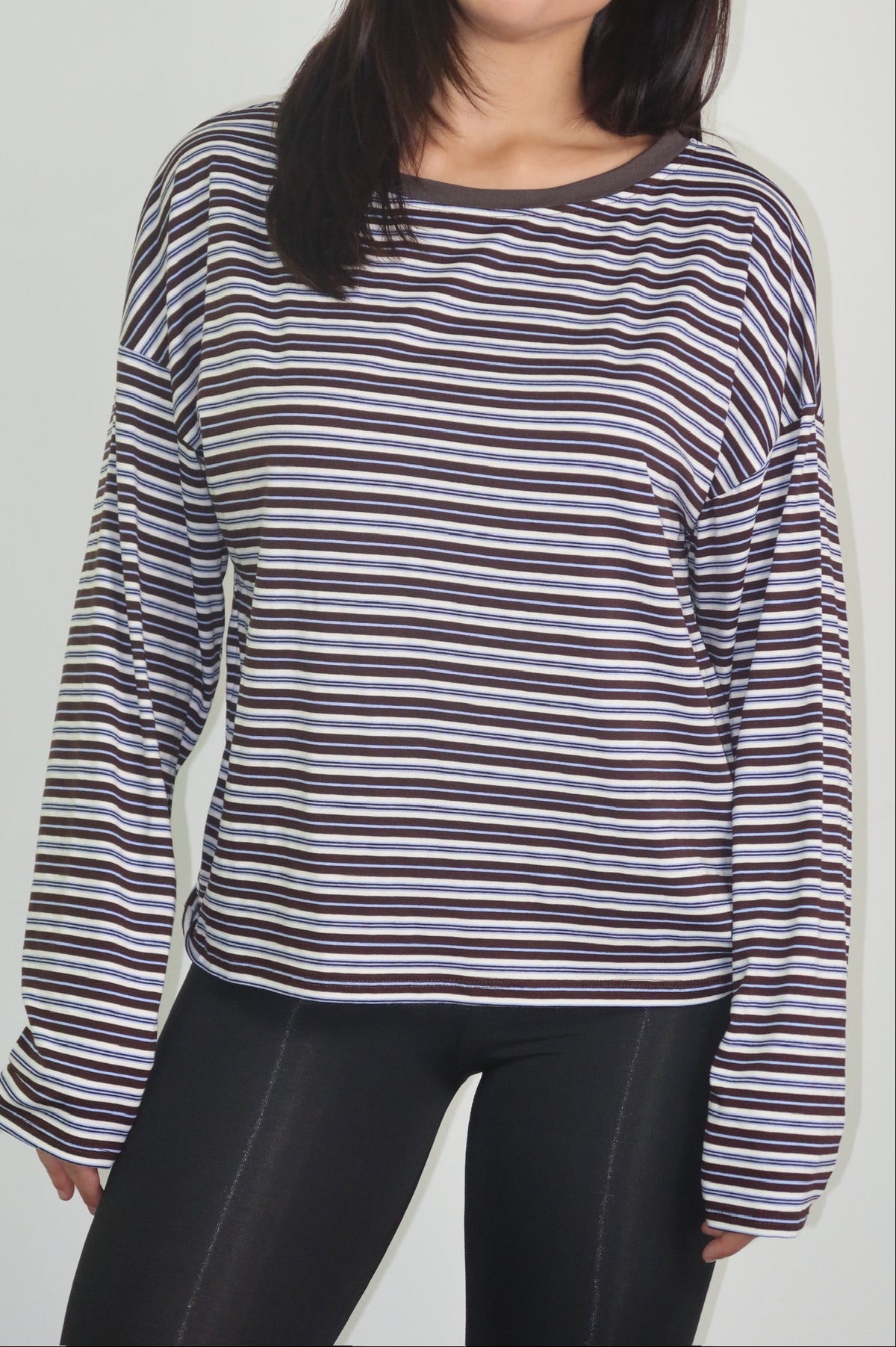 Maglia a righe nero e beige, vista frontale