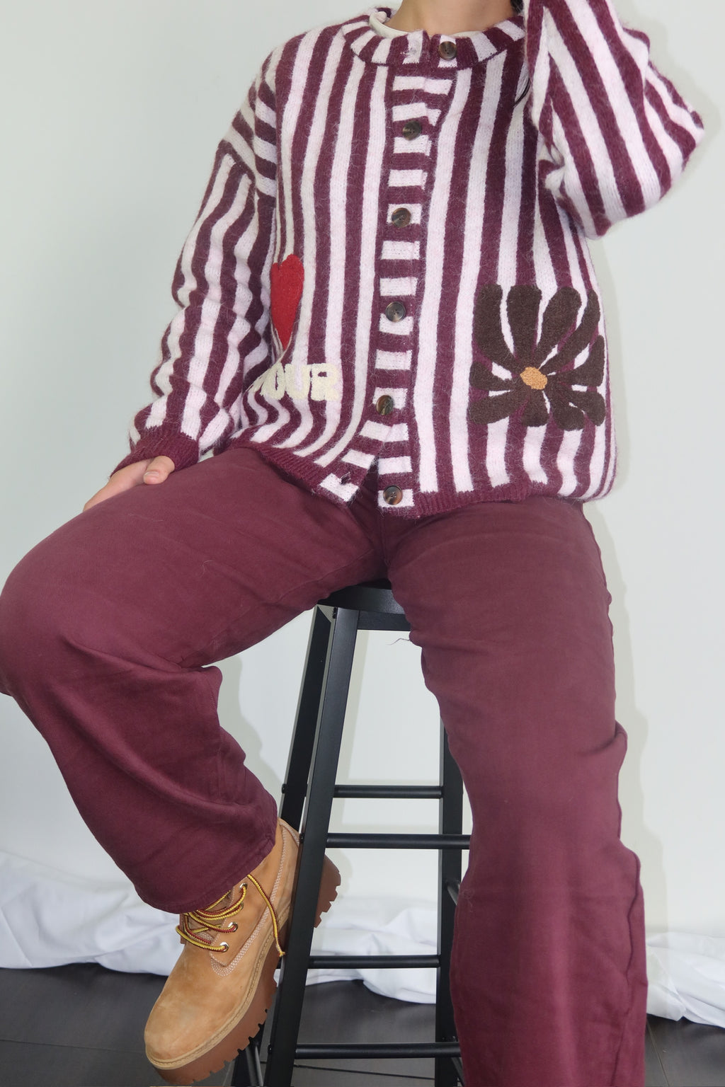 Dettaglio dei bottoni e delle applicazioni del Maglione Contrast Line