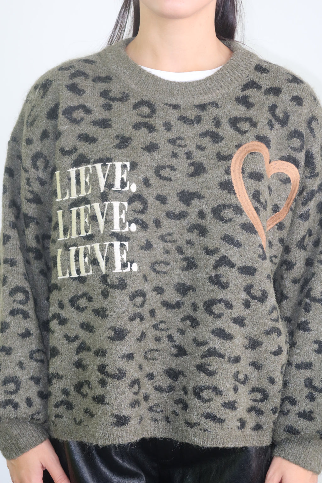 Maglione BE-LIEVE animalier visto da dietro