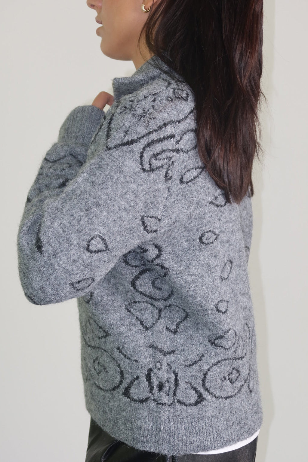 Maglione Nordic grigio visto di lato
