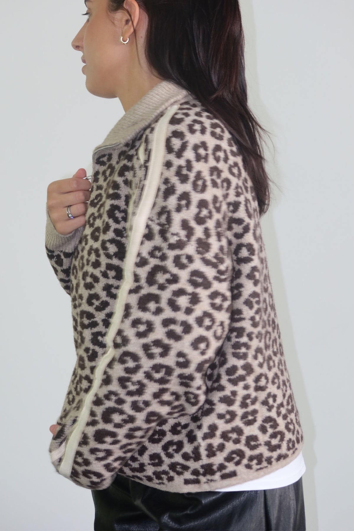 Maglione Jungle animalier visto da dietro