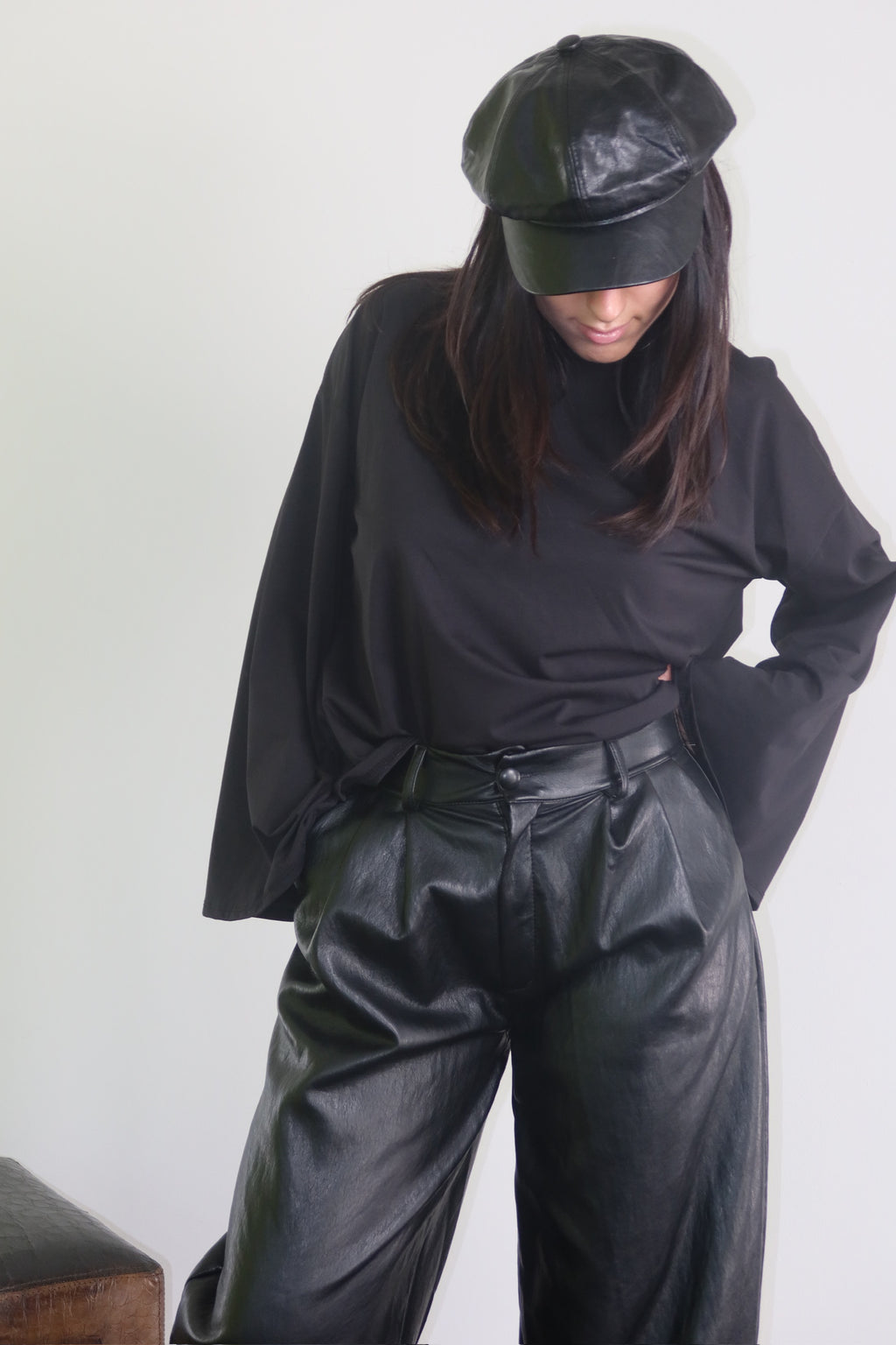 Pantalone Touch nero, dettaglio della vita e delle pieghe frontali