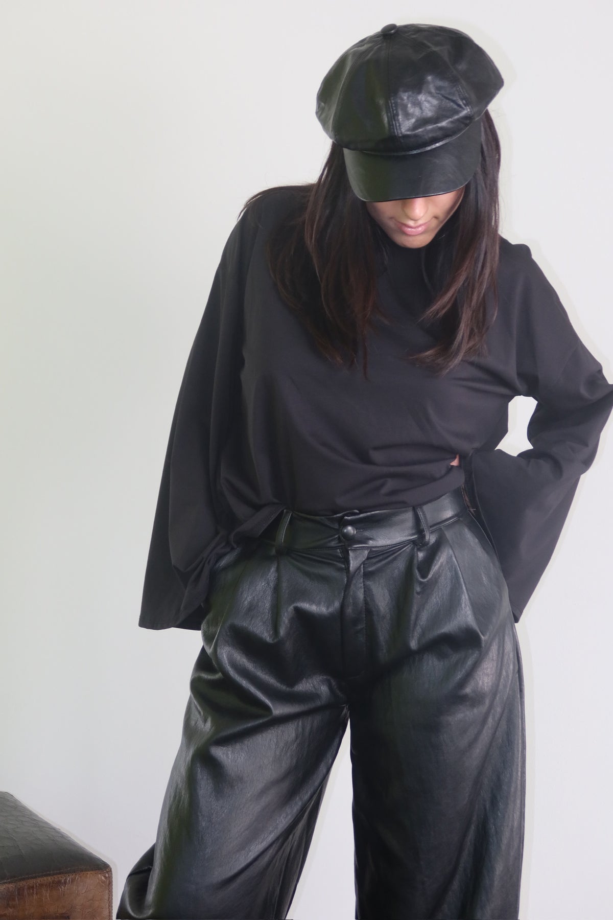 Pantalone Touch nero, dettaglio della vita e delle pieghe frontali