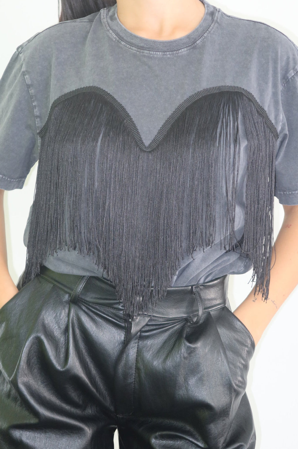 Dettaglio dell'applicazione a cuore con frange della Maglia Fringe
