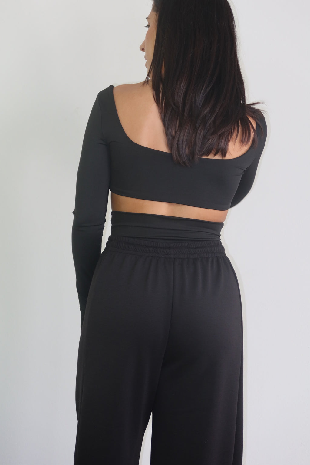 Tuta Tre Pezzi Mode nera, dettaglio top e pantaloni