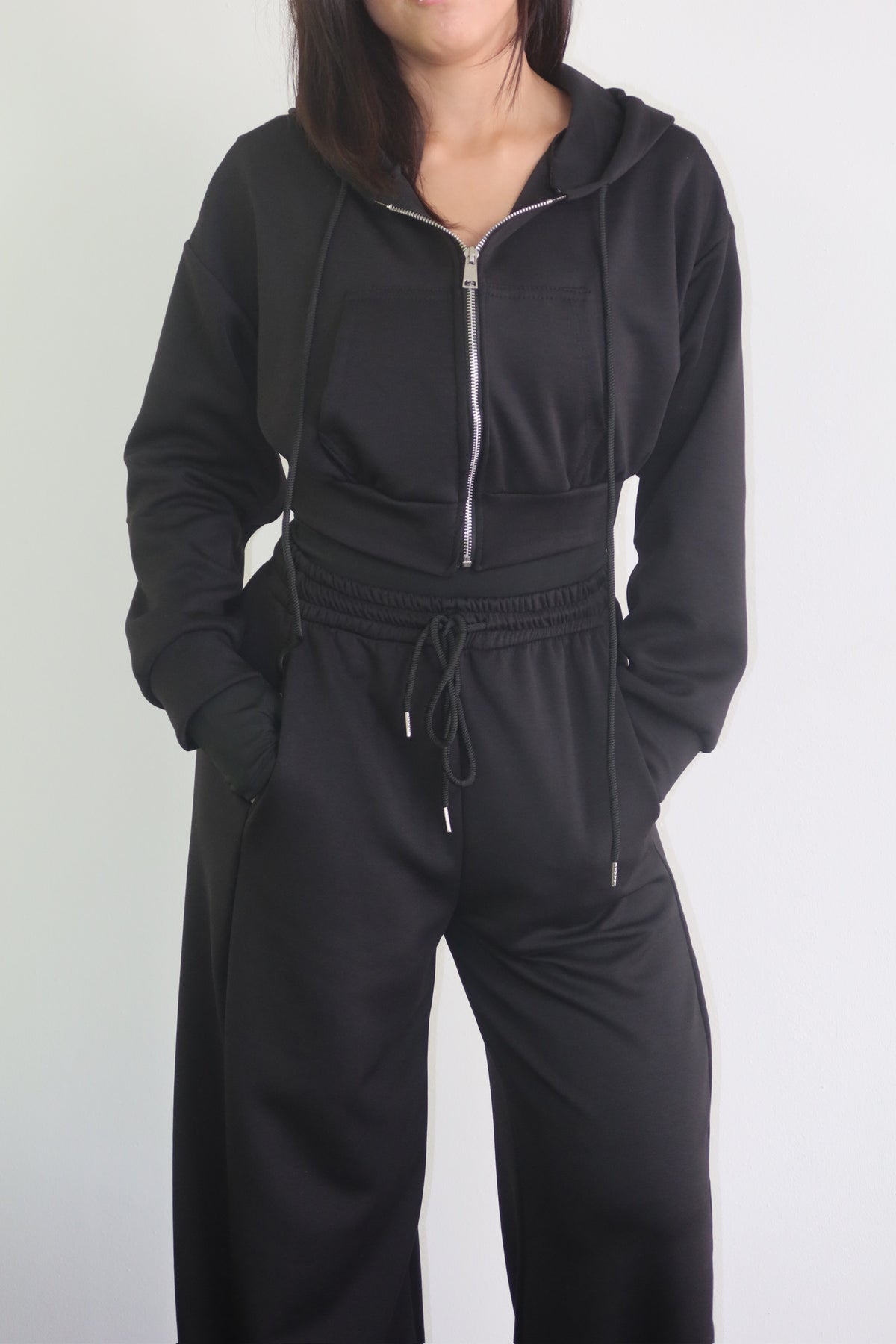 Tuta Tre Pezzi Mode beige, completo indossato