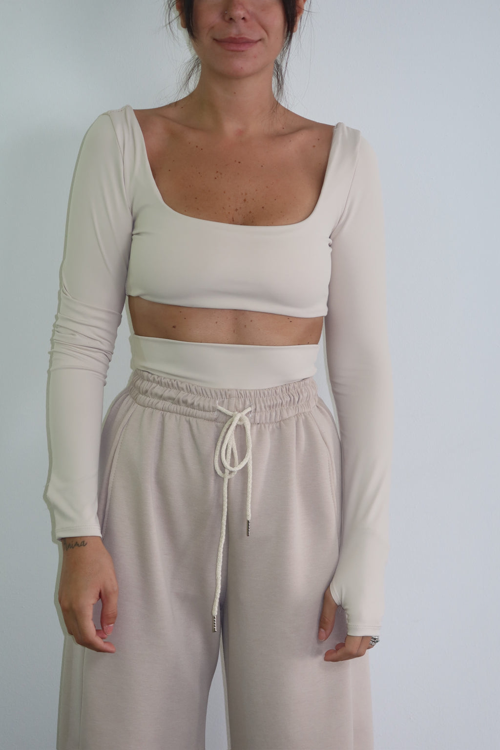 Tuta Tre Pezzi Mode beige, dettaglio top e pantaloni