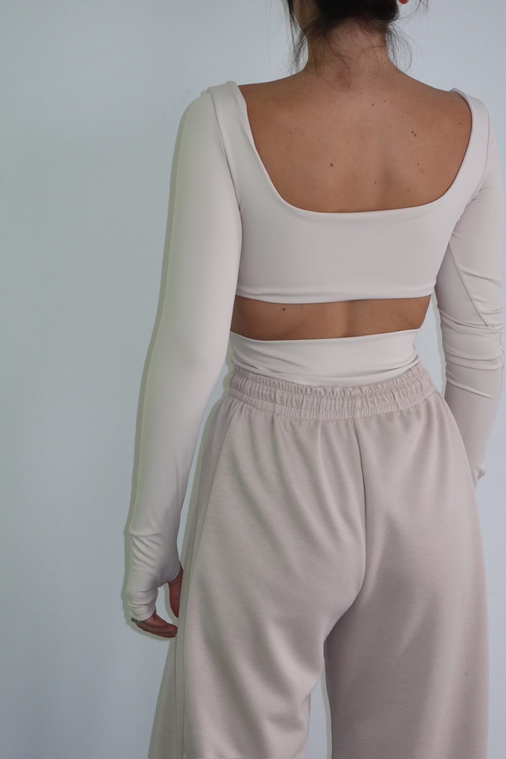Tuta Tre Pezzi Mode beige con felpa vista di lato